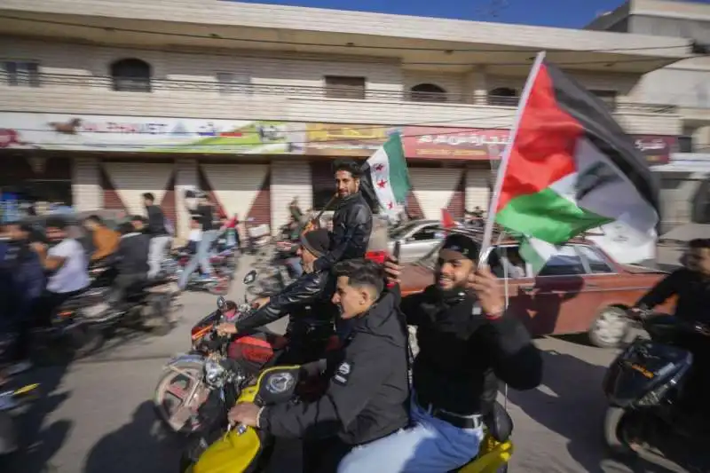 siria   gente in strada festeggia la caduta di assad     foto lapresse 