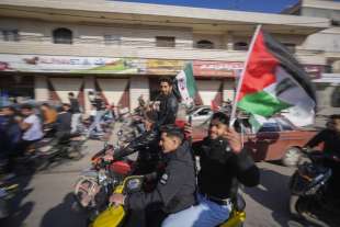 siria gente in strada festeggia la caduta di assad foto lapresse