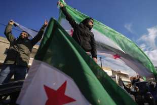 siria gente in strada festeggia la caduta di assad foto lapresse