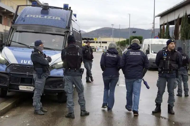 soccorsi dopo l esplosione alla raffineria di calenzano   foto lapresse   2