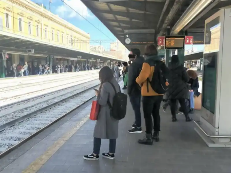 STAZIONE DI BARI - TRENI IN RITARDO E CANCELLAZIONI