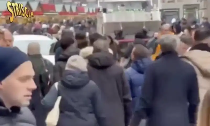 striscia entra con la macchina a piazza duomo a milano 1