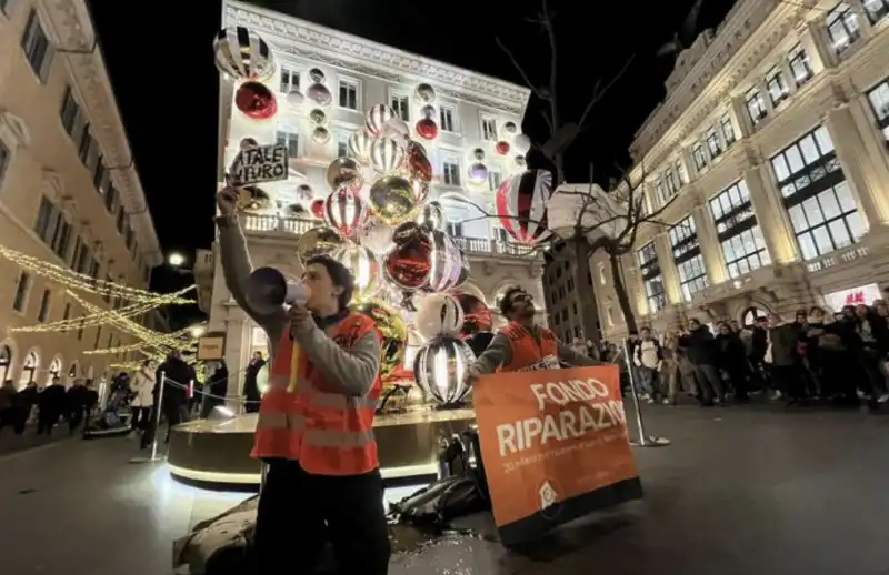 ultima generazione lancia vernice nera sull albero di natale di fendi a roma 1