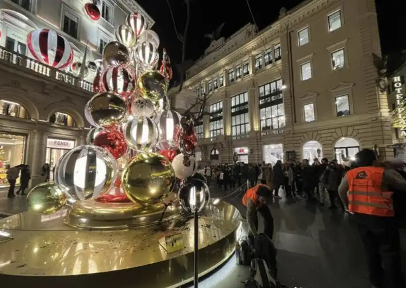 ultima generazione lancia vernice nera sull albero di natale di fendi a roma 5