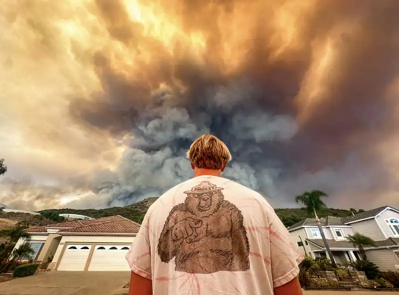 un ragazzo osserva un incendio al trabuco canyon   ph jeff gritchen