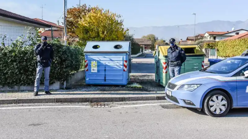 verona - senzatetto dorme nei cassonetti dei rifiuti e si risveglia in discarica