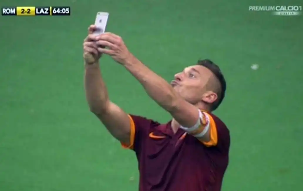 derby roma lazio - il selfie di francesco totti 