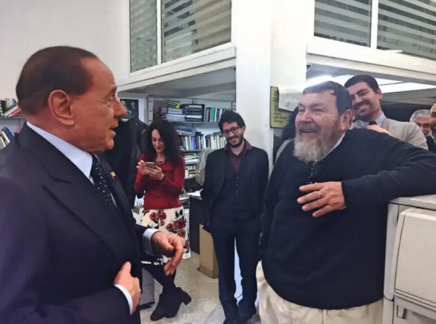 berlusconi visita la redazione del foglio con giuliano ferrara