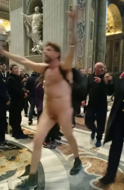 uomo nudo in vaticano