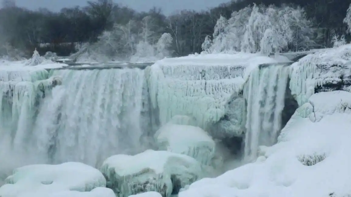 cascate del niagara ghiacciata-3