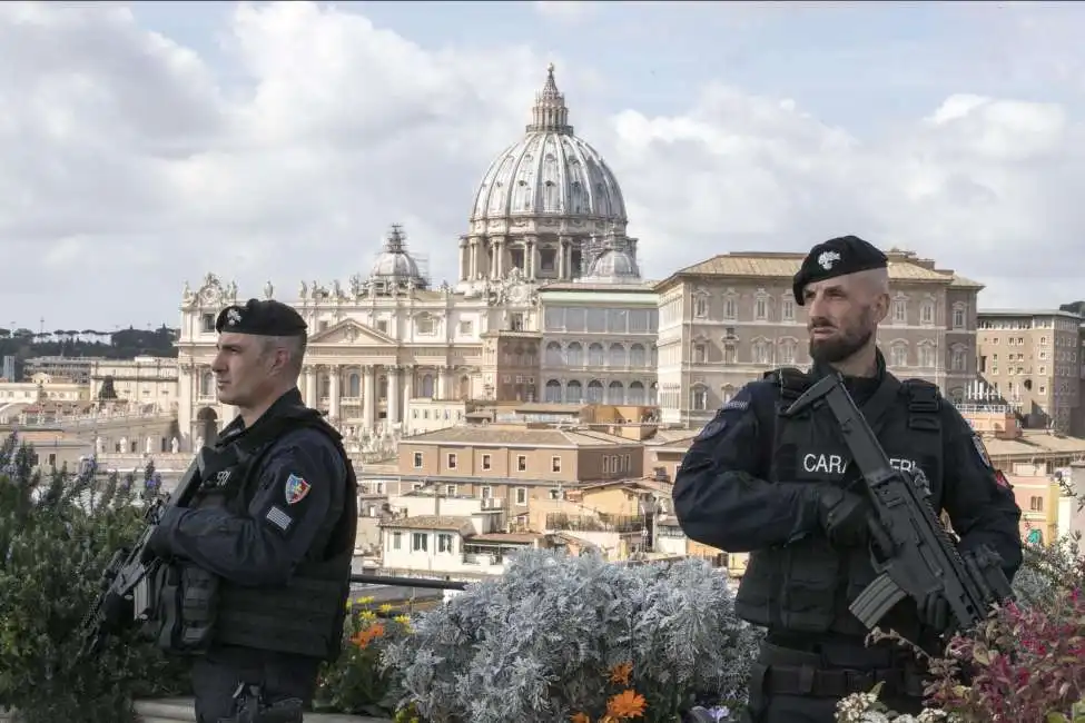 carabinieri a protezione di san pietro 