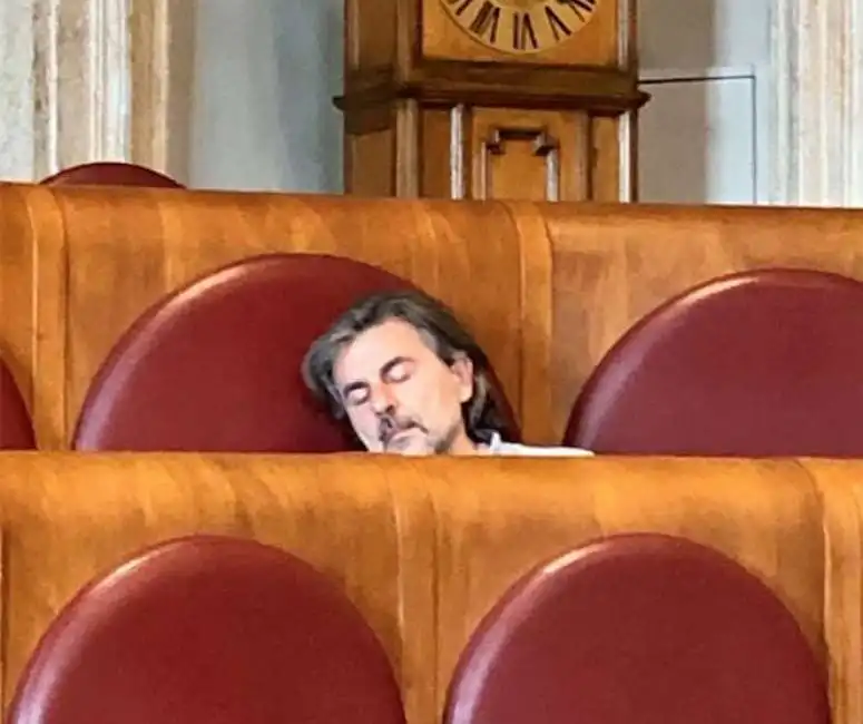 davide bordoni fotografa l assessore calabrese che dorme