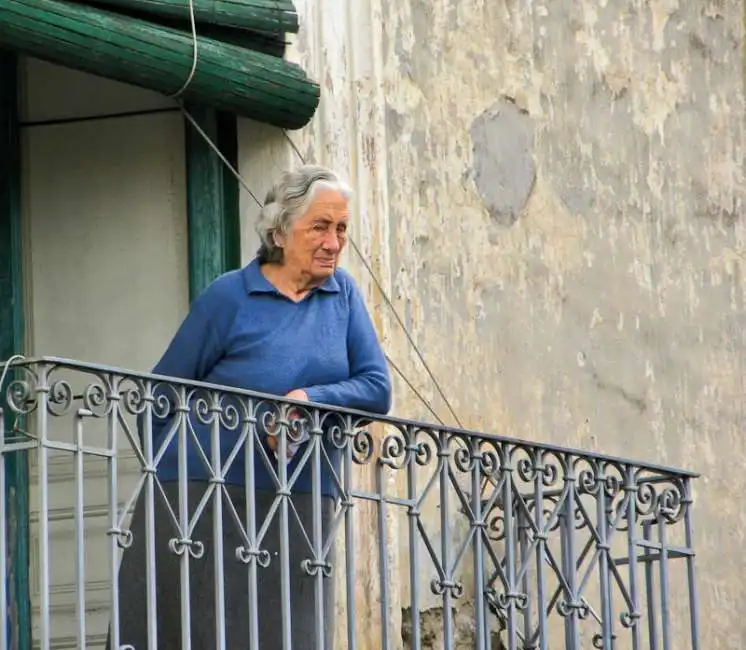 signora sul balcone