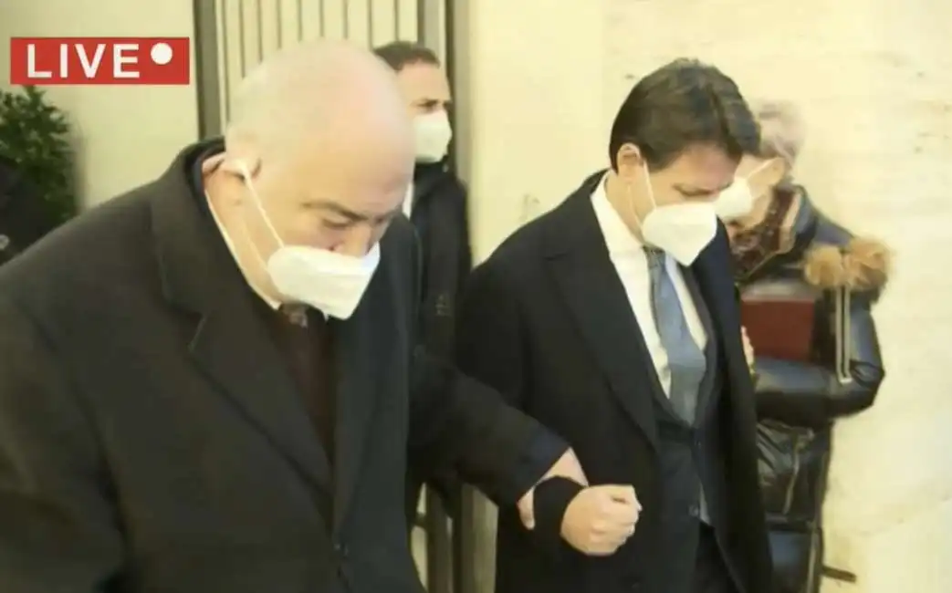 goffredo bettini giuseppe conte arrivano alla camera ardente di sassoli