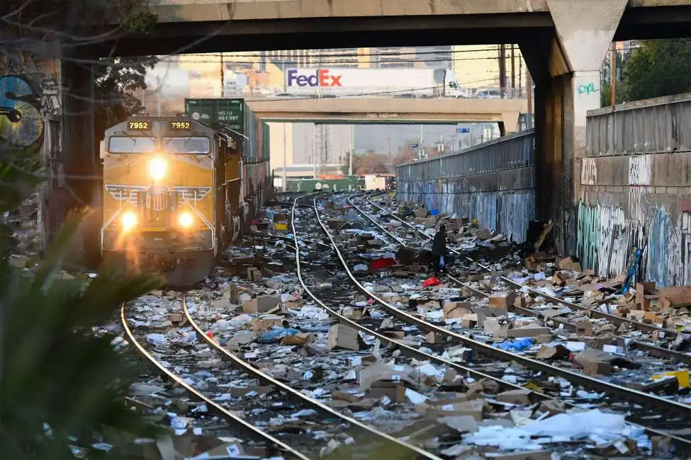 i resti degli scatoloni dopo gli assalti ai treni 6