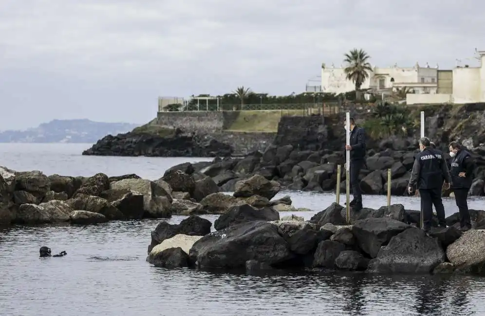 la spiaggia di torre del greco dove e' annegato il bambino di due anni - 3