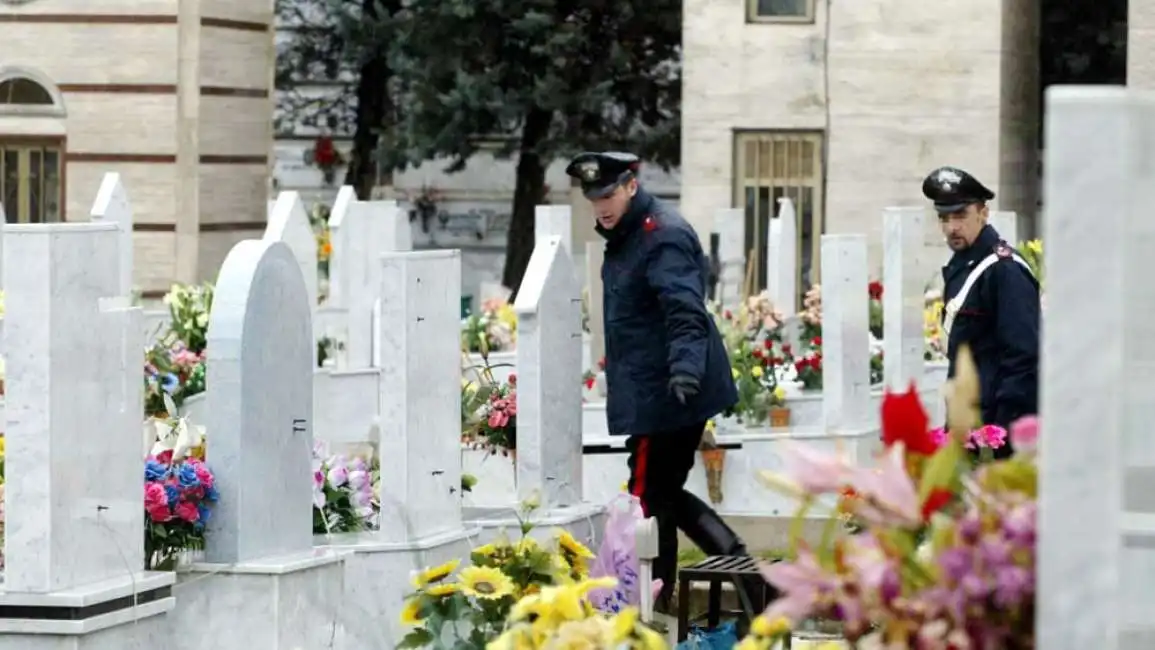 uomo cade dentro la botola per le bare cimitero