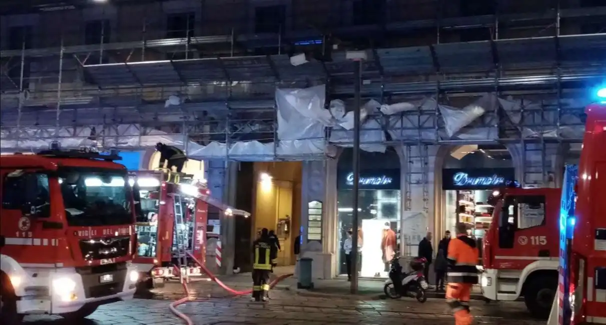 incendio milano via manzoni