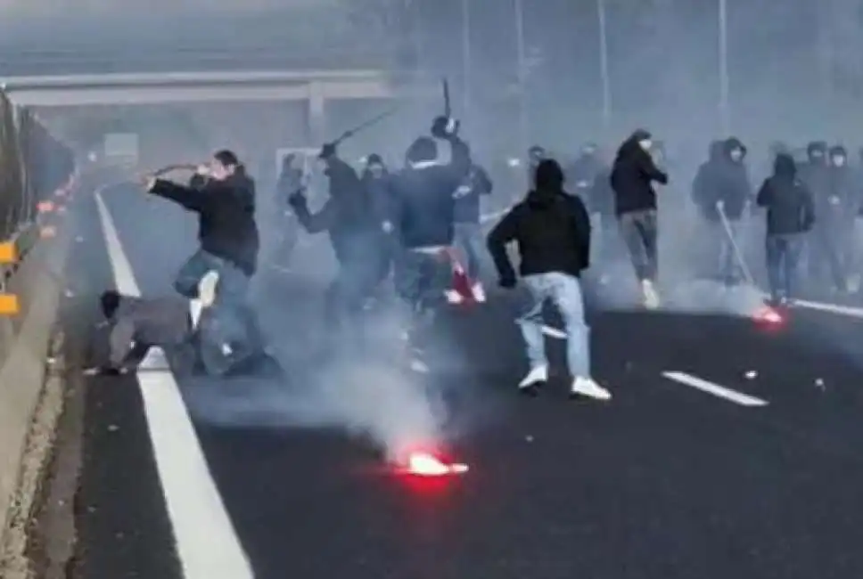 napoli roma ultras scontri autostrada