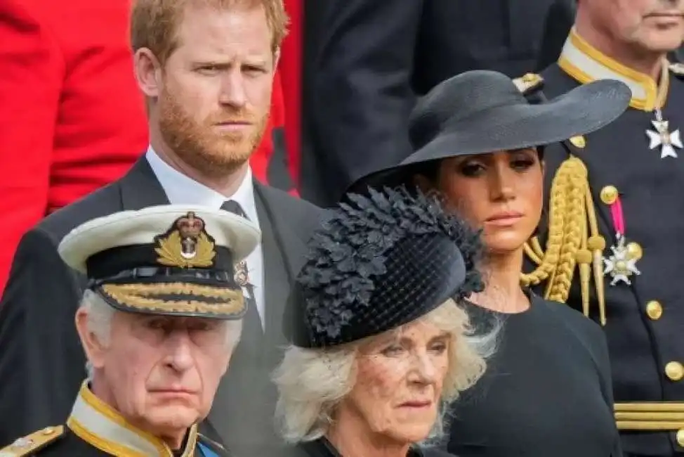 re carlo principe harry camilla parker bowles meghan markle