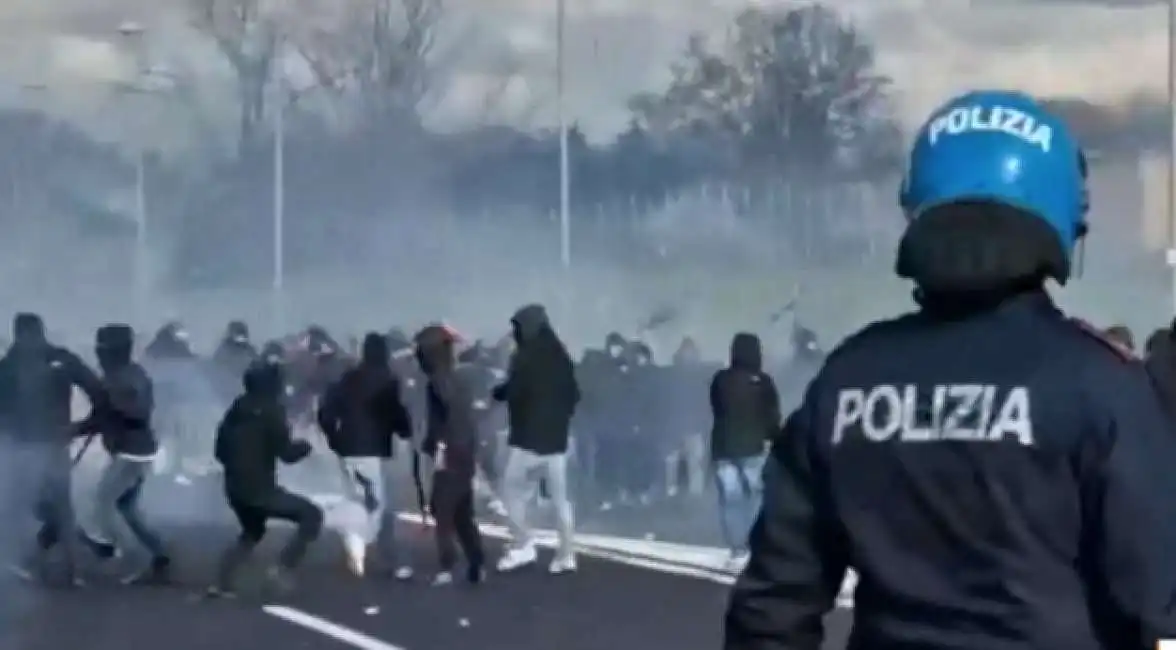 scontri ultras napoli roma ultrà