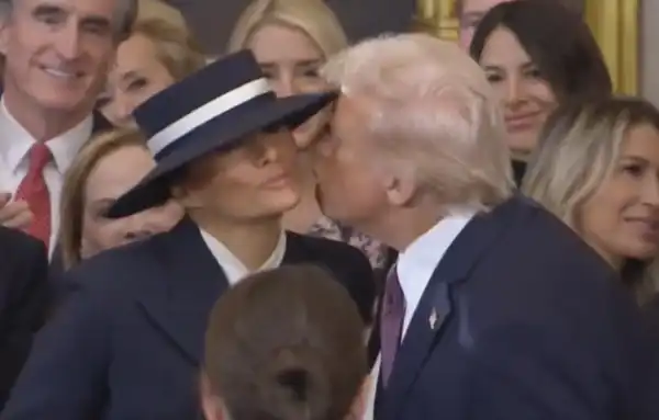 donald trump bacia la moglie melania