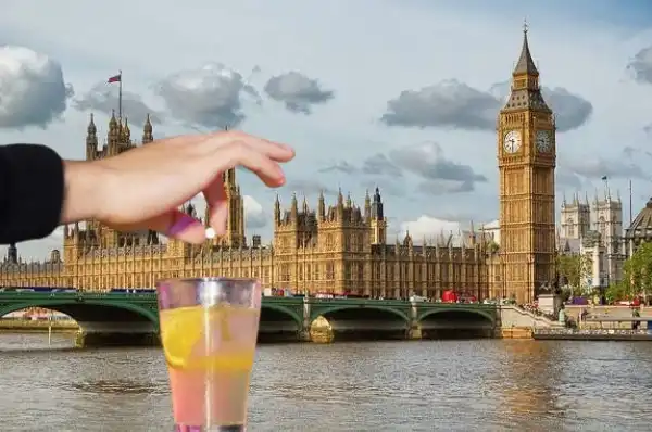 droga nel bicchiere nel bar di westminster