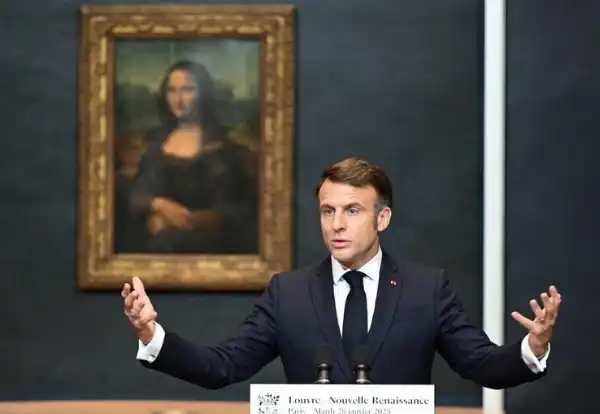 emmanuel macron davanti la gioconda