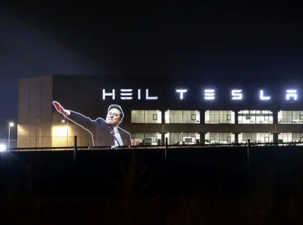 heil tesla - il saluto romano di elon musk proiettato nella fabbrica tesla di berlino