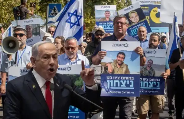 i parenti degli ostaggi del tikva forum contro benjamin netanyahu