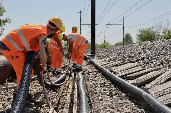 lavori sulla rete ferroviaria treni ferrovie operai fs