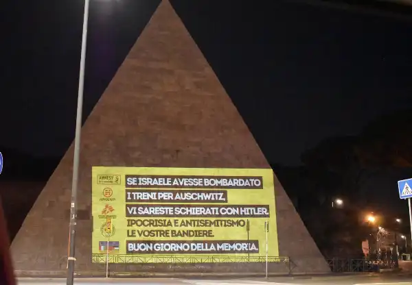 messaggio contro anpi, amnesty e medici senza frontiere proiettato sulla piramide - rolma 