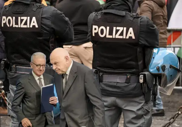 polizia poliziotti scudo agenti alfredo mantovano carlo nordio