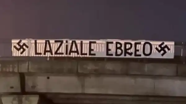 striscione antisemita contro la lazio prima del derby