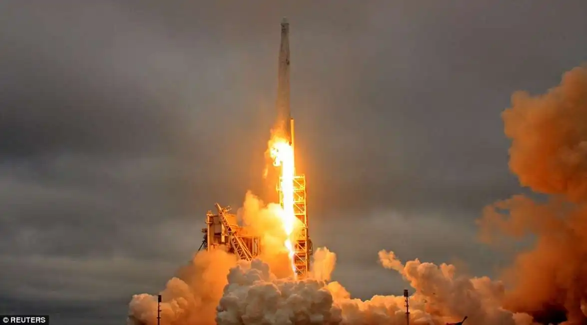 falcon 9 verso iss