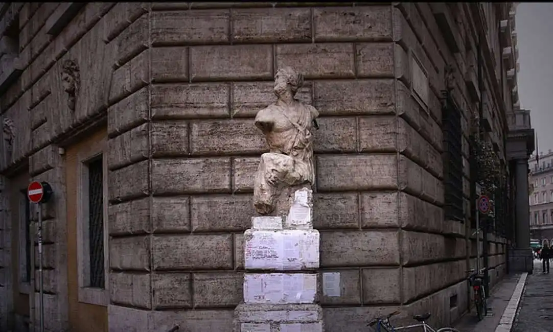 la statua di pasquino a roma