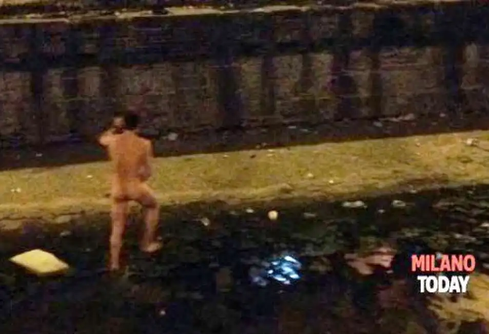 a milano un 21enne marocchino si spoglia e nuota nudo nel naviglio pavese