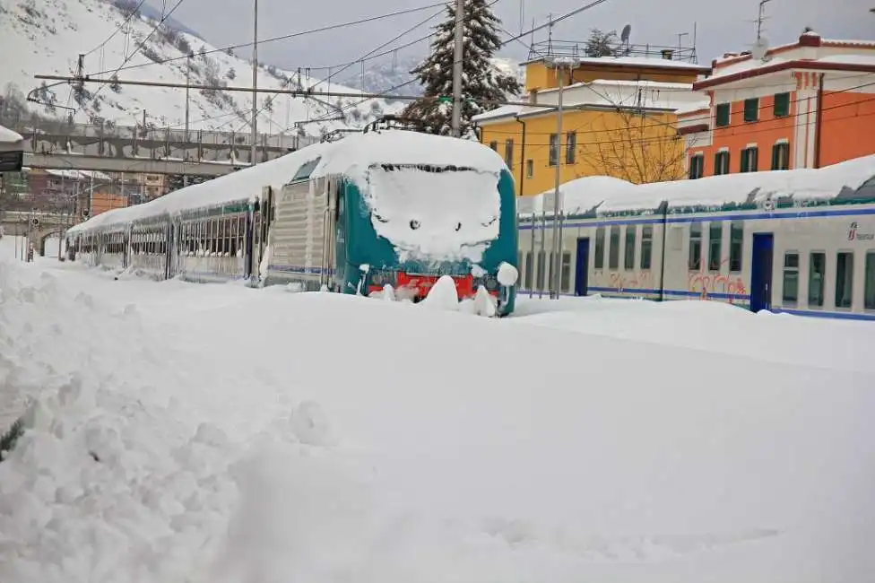 treni bloccati dal freddo e neve agliacozzo-e-carsoli-4-1024x682