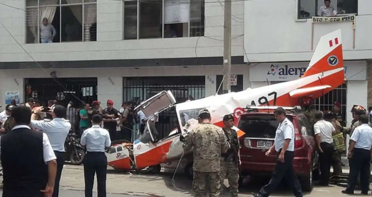 aereo precipita sulle macchine a lima-1