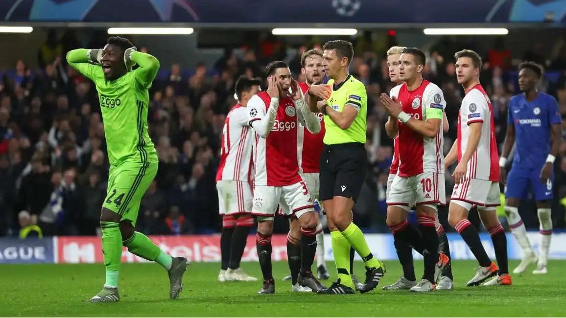 arbitro rocchi durante la partita tra ajax e chelsea 