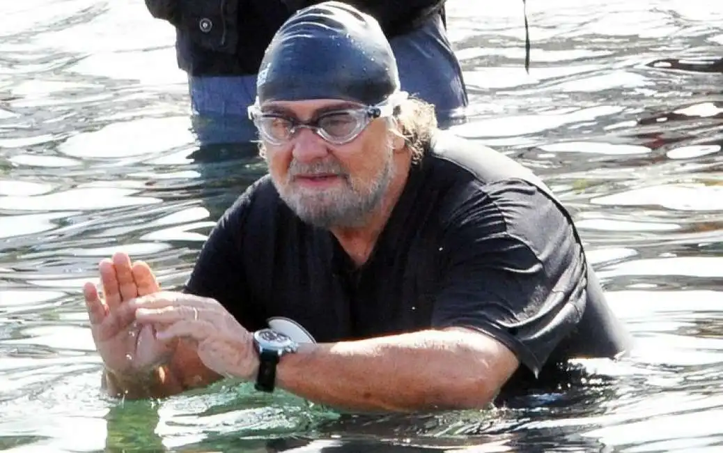 beppe grillo nuoto