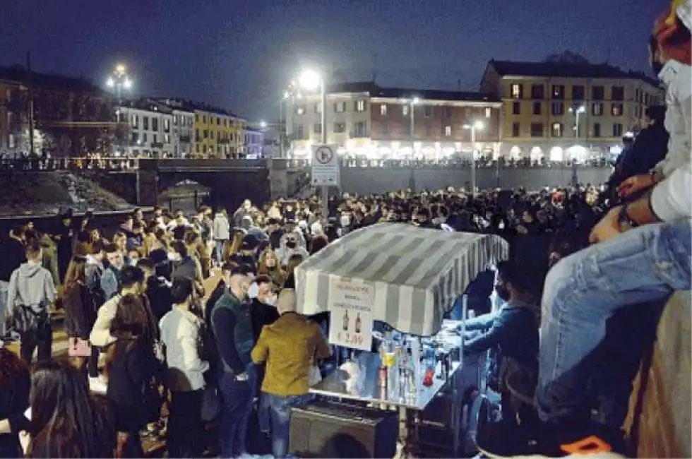 assembramenti e mini rave in darsena a milano navigli