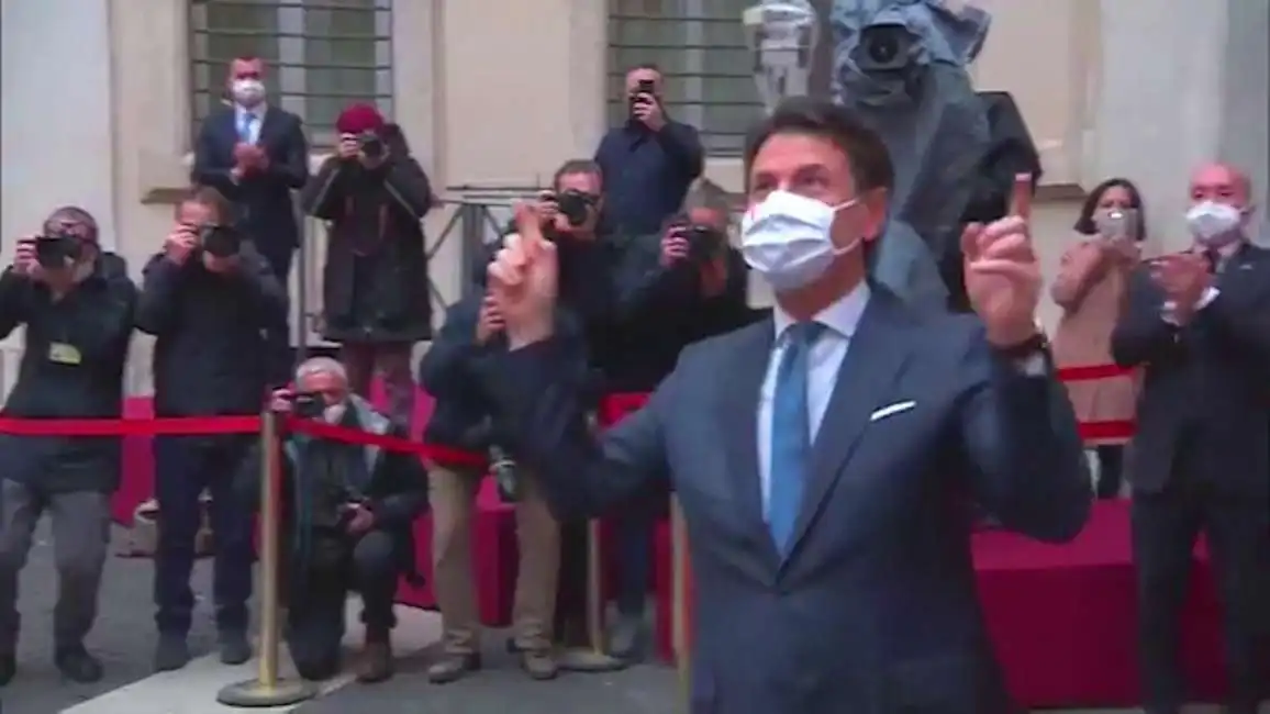 conte applauso palazzo chigi