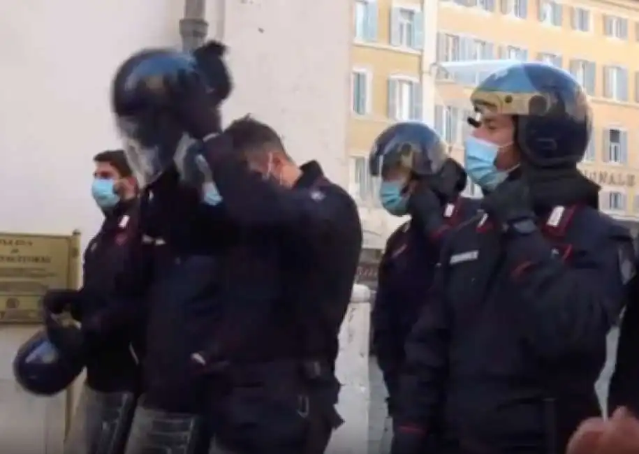 i carabinieri in presidio davanti a montecitorio si tolgono il casco per solidarieta con i ristoratori