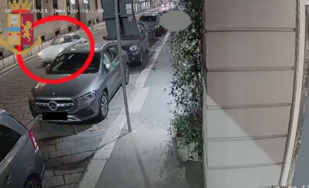 ladri rubano porsche a milano