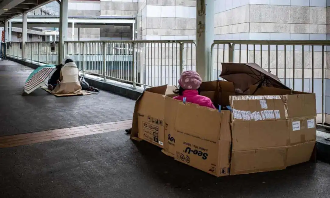 lavoratori domestici dormono per strada a hong kong