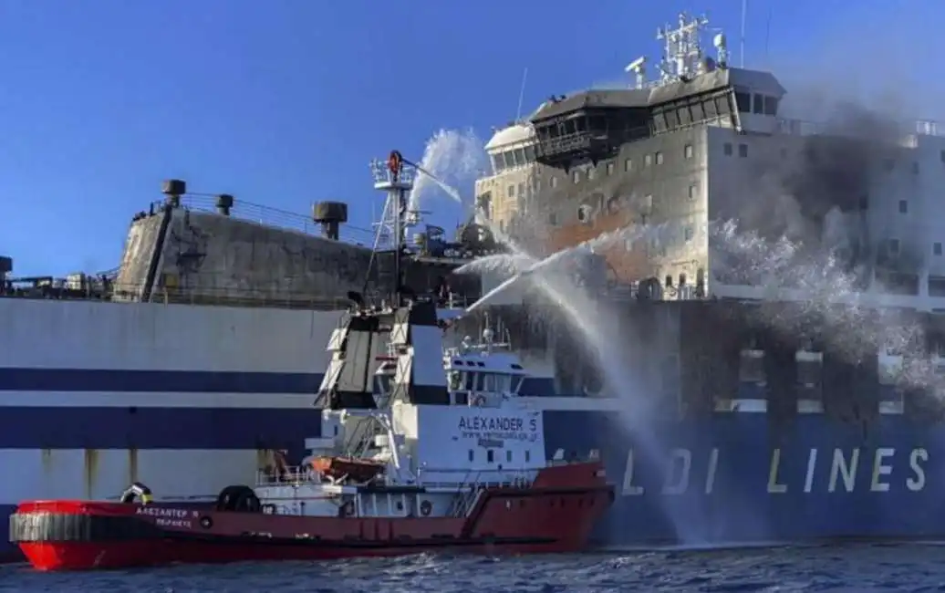 nave traghetto euroferry olympia incendio grimaldi lines