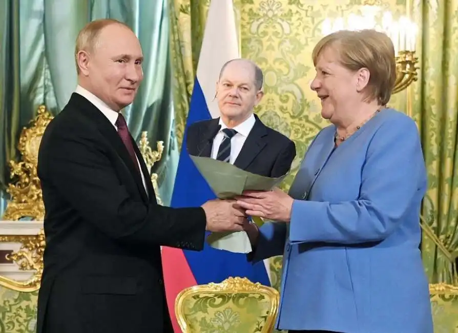 vladimir putin olaf scholz angela merkel