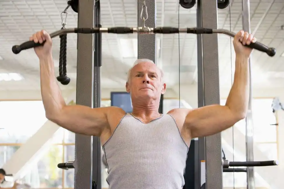 anziano in palestra vecchio vecchiaia