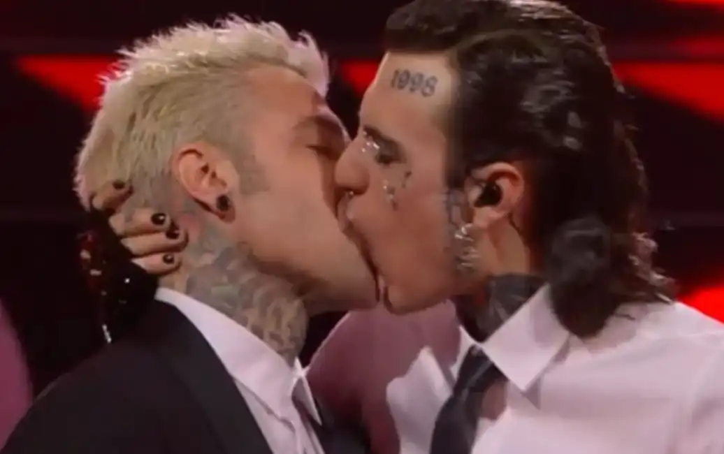 fedez rosa chemical bacio